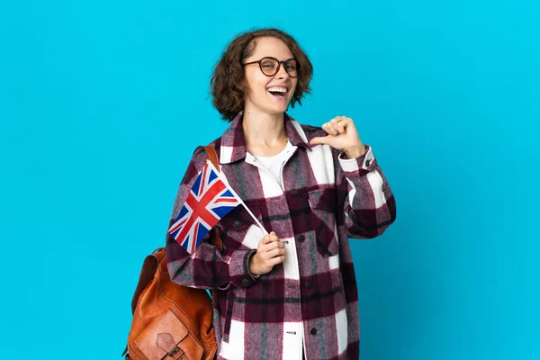 Mladá Anglická Žena Drží Vlajku Spojeného Království Izolované Modrém Pozadí — Stock fotografie