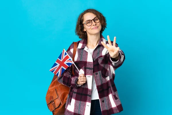 Молодая Англичанка Держащая Флаг Великобритании Голубом Фоне Счастлива Считает Троих — стоковое фото