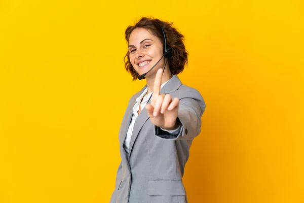 Mujer Inglesa Joven Aislada Sobre Fondo Amarillo Mostrando Levantando Dedo — Foto de Stock