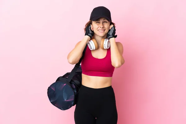 Jonge Sportvrouw Met Sporttas Geïsoleerde Achtergrond Gefrustreerd Het Bedekken Van — Stockfoto