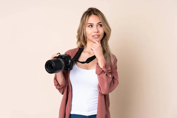 Jong Fotograaf Meisje Geïsoleerde Achtergrond Kijken Naar Zijkant — Stockfoto