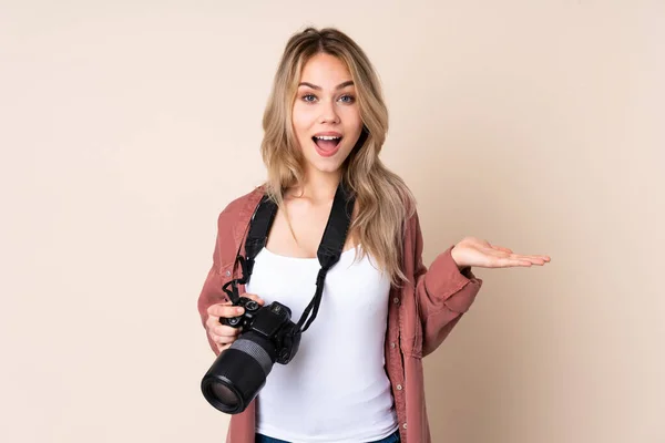 Jeune Fille Photographe Sur Fond Isolé Avec Expression Faciale Choquée — Photo