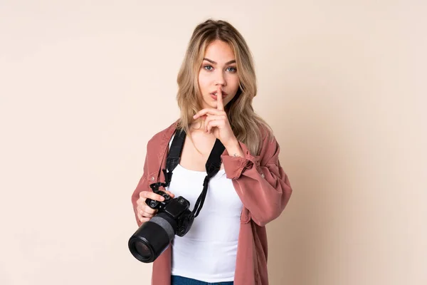 Joven Fotógrafa Sobre Fondo Aislado Mostrando Gesto Silencio Poniendo Dedo —  Fotos de Stock