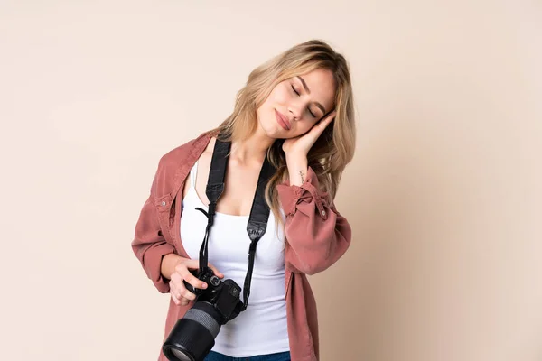 Junges Fotografenmädchen Über Isoliertem Hintergrund Macht Schlafende Geste Dorable Miene — Stockfoto
