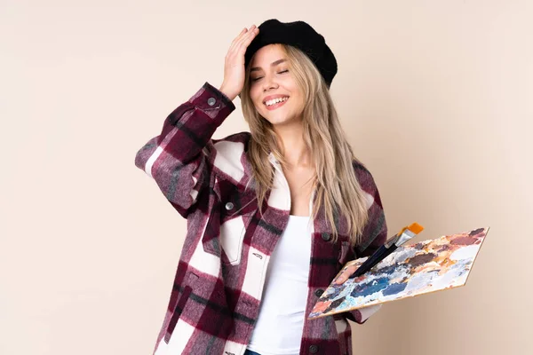 Adolescente Artista Chica Sosteniendo Una Paleta Aislada Sobre Fondo Azul — Foto de Stock