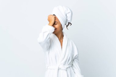 Bornozlu genç kadın izole edilmiş beyaz arka planda bir şey fark etti ve çözüme niyetlendi.