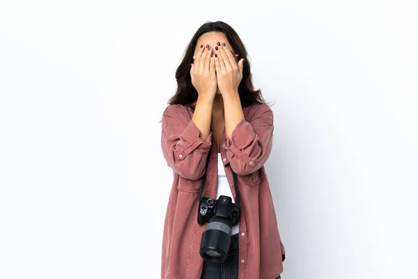 Jeune Photographe Femme Sur Fond Blanc Isolé Couvrant Les Yeux — Photo