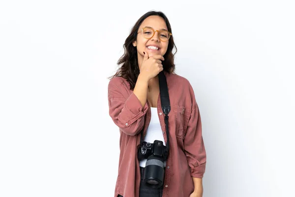 Junge Fotografin Frau Über Isolierten Weißen Hintergrund Glücklich Und Lächelnd — Stockfoto