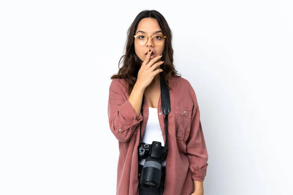 Jonge Fotografe Vrouw Geïsoleerde Witte Achtergrond Verrast Geschokt Terwijl Rechts — Stockfoto