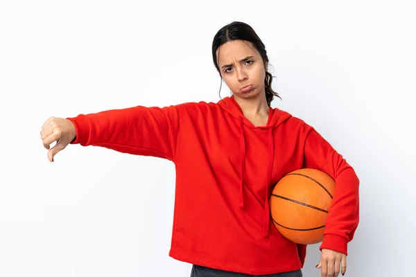 Mladá Žena Hraje Basketbal Přes Izolované Bílé Pozadí Ukazující Palec — Stock fotografie