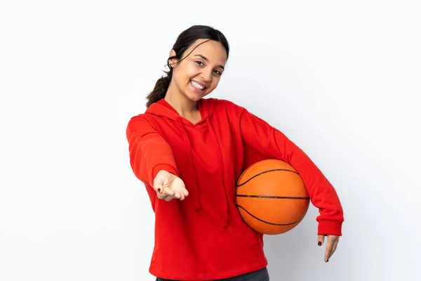 Mujer Joven Jugando Baloncesto Sobre Fondo Blanco Aislado Sosteniendo Espacio —  Fotos de Stock