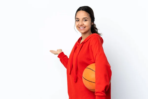 若いです女性プレイバスケットボール上の隔離された白い背景伸ばさ手へザ側への招待のために来る — ストック写真