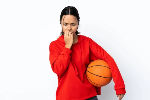 Ung Kvinde Spiller Basketball Isoleret Hvid Baggrund Har Tvivl - Stock-foto