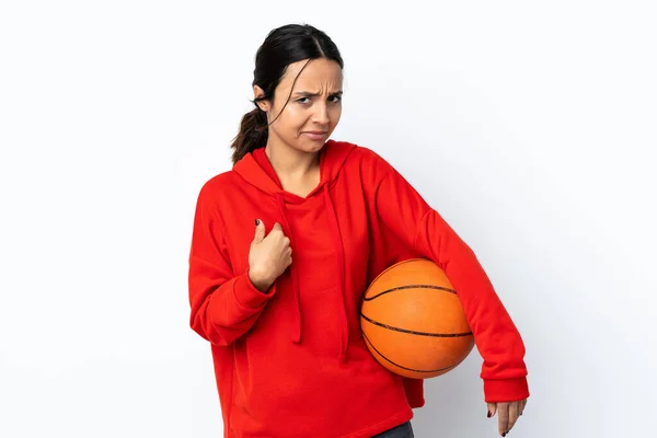 Jeune Femme Jouant Basket Sur Fond Blanc Isolé Pointant Vers — Photo