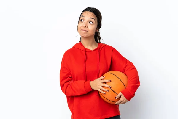 Jeune Femme Jouant Basket Sur Fond Blanc Isolé Ayant Des — Photo