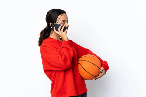 Wanita Muda Bermain Basket Atas Latar Belakang Kulit Putih Yang — Stok Foto