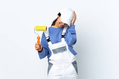 Ressam kadın izole edilmiş beyaz arka planda gülüyor