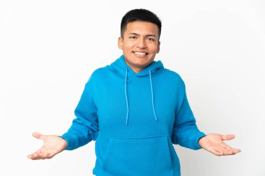 Genç Ekvadorlu adam beyaz arka planda izole edilmiş mutlu ve gülümsüyor.