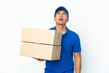 Ekvador 'lu adam beyaz arka planda izole edilmiş yukarı bakıyor ve şaşırmış bir ifadeyle