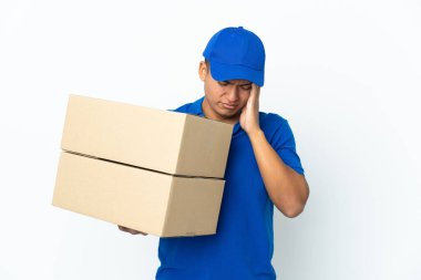 Beyaz arka planda başı ağrıyan Ekvator 'lu bir teslimatçı.