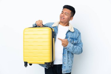 Genç Ekvadorlu adam beyaz arka planda izole edilmiş seyahat valiziyle.