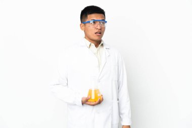 Genç Ekvadorlu bilim adamı şaşırmış bir ifadeyle yukarı bakıyor.