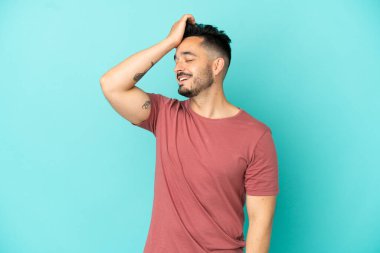 Mavi arka planda izole genç beyaz adam bir şey fark etti ve çözüme niyetlendi.