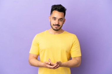 Morarmış arka planda izole olmuş genç beyaz adam gülüyor.