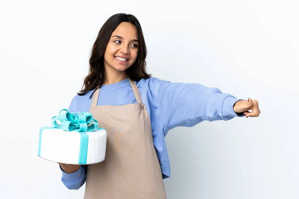 Chef Pâtissier Tenant Gros Gâteau Sur Fond Blanc Isolé Donnant — Photo