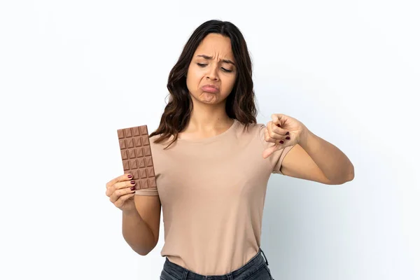 Mladá Žena Izolovaném Bílém Pozadí Čokoládovou Tabletu Dělat Špatný Signál — Stock fotografie