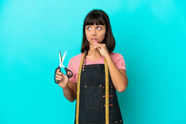 Young Mixed Race Seasmtress Woman Isolated Blue Background Having Doubts — Fotografia de Stock