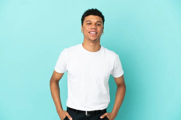 Junger Afroamerikanischer Mann Auf Blauem Hintergrund Lacht — Stockfoto