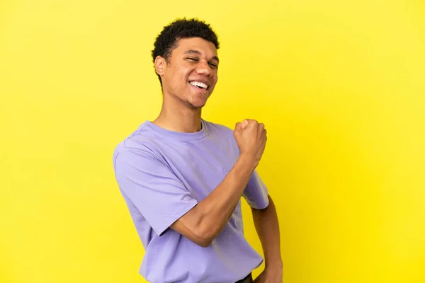Νεαρός Αφροαμερικάνος Απομονωμένος Κίτρινο Φόντο Γιορτάζει Μια Νίκη — Φωτογραφία Αρχείου