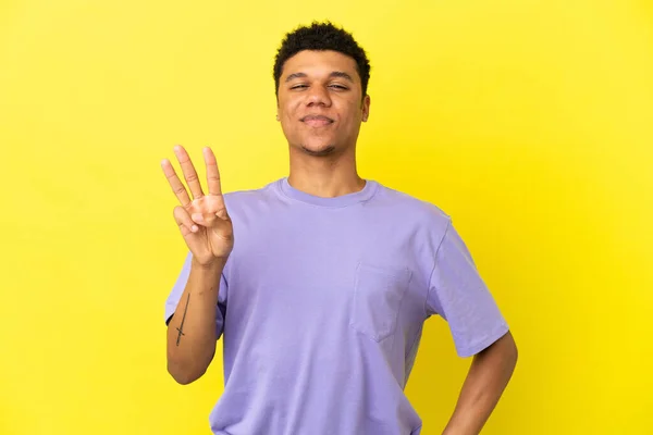 Молодий Афроамериканець Відокремлений Жовтому Фоні Щасливий Рахуючи Три Пальцями — стокове фото