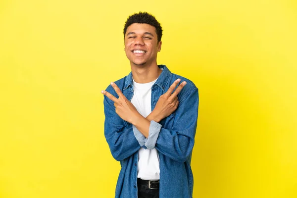 Pemuda Afrika Amerika Terisolasi Dengan Latar Belakang Kuning Tersenyum Dan — Stok Foto