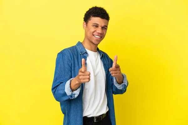 Mladý Africký Američan Izolovaný Žlutém Pozadí Ukazuje Dopředu Usmívá — Stock fotografie
