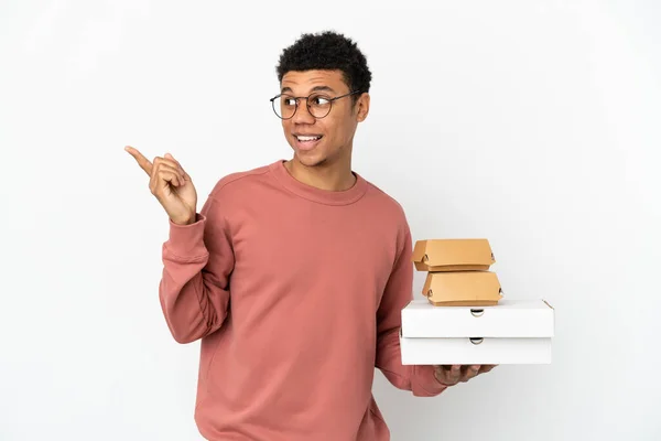 Junger Afroamerikanischer Mann Hält Einen Burger Und Pizzen Isoliert Auf — Stockfoto