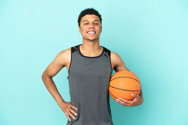 Jogador Basquete Afro Americano Homem Isolado Fundo Azul Posando Com — Fotografia de Stock