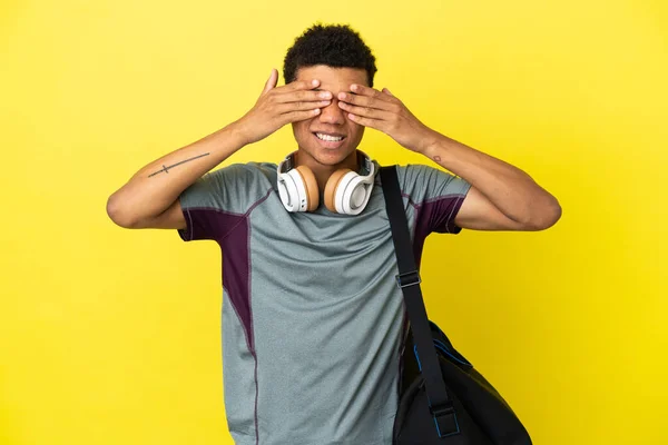 Mladý Sport Afroameričan Sportovní Taškou Izolované Žlutém Pozadí Zakrývající Oči — Stock fotografie