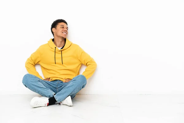 Junger Afroamerikanischer Mann Sitzt Isoliert Auf Dem Boden Vor Weißem — Stockfoto