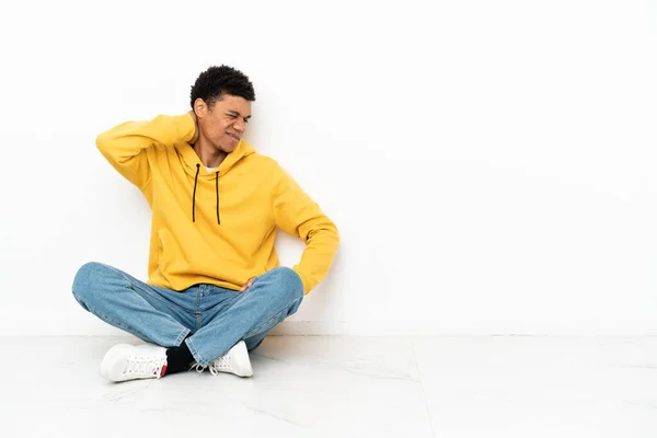 Young African American Man Sitting Floor Isolated White Background Neckache — Foto Stock