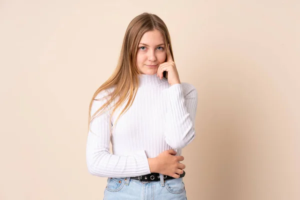 Έφηβη Ουκρανή Κοπέλα Απομονωμένη Μπεζ Φόντο Σκεπτόμενη Μια Ιδέα — Φωτογραφία Αρχείου