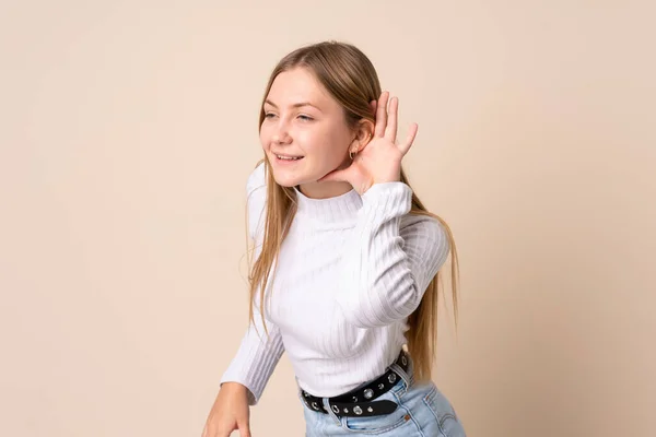 Έφηβη Ουκρανή Κοπέλα Απομονωμένη Μπεζ Φόντο Ακούγοντας Κάτι Βάζοντας Χέρι — Φωτογραφία Αρχείου