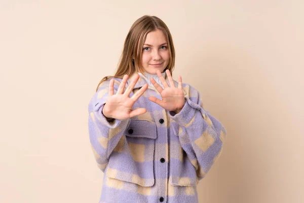 Nastoletnia Ukraińska Dziewczyna Odizolowany Beżowym Tle Nerwowy Wyciągając Ręce Przodu — Zdjęcie stockowe