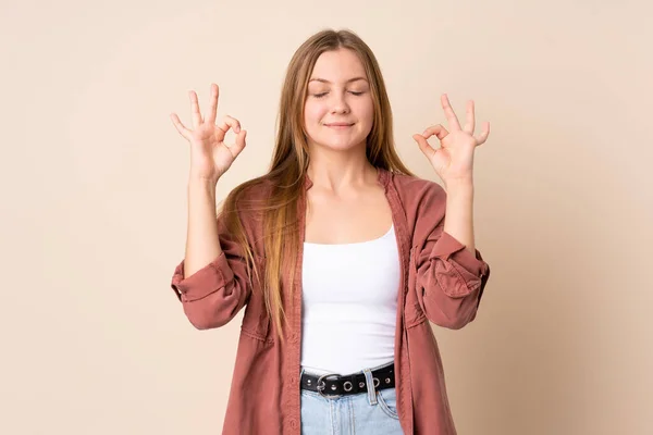 Teenager Ukrainisches Mädchen Isoliert Auf Beigem Hintergrund Zen Pose — Stockfoto