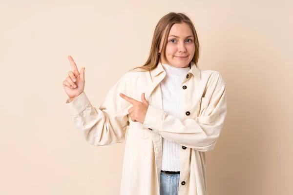 Έφηβη Ουκρανή Κοπέλα Απομονωμένη Μπεζ Φόντο Φοβισμένη Και Δείχνοντας Στο — Φωτογραφία Αρχείου