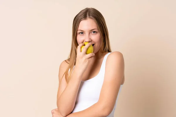 Teenager Ukrajinské Dívka Izolované Béžové Pozadí Jíst Jablko — Stock fotografie