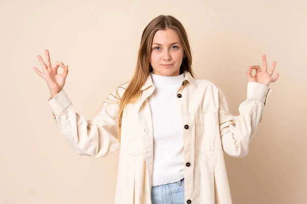 Teenager Ουκρανικό Κορίτσι Απομονώνονται Μπεζ Φόντο Zen Θέτουν — Φωτογραφία Αρχείου