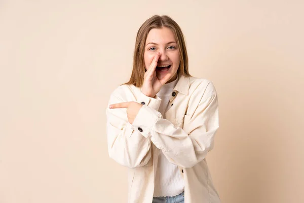 Teenager Ukrajinská Dívka Izolované Béžovém Pozadí Ukazuje Stranu Prezentovat Produkt — Stock fotografie