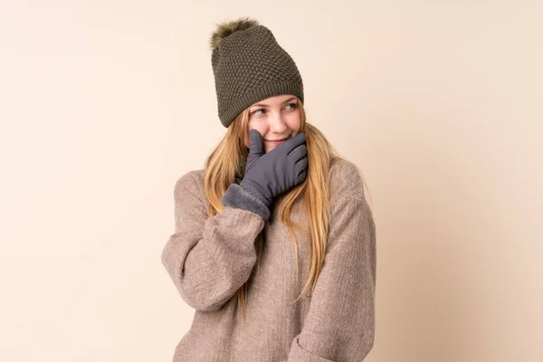 Adolescente Ucraniana Chica Con Sombrero Invierno Aislado Sobre Fondo Beige —  Fotos de Stock